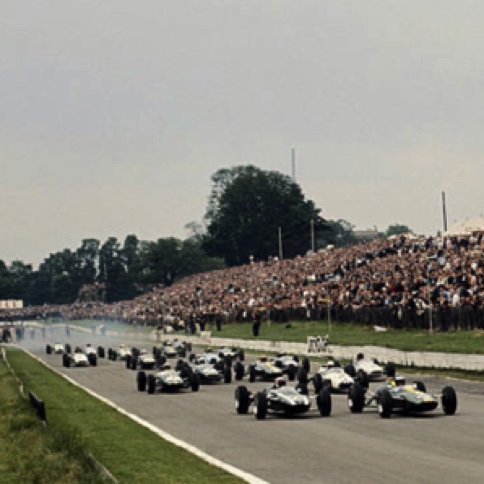 Départ du St Mary Trophy à Goodwood (Hors championnant) : Jim prend la tête mais les deux BRM De Graham Hill et Jackie Stewart sont accrochées à ses basques...